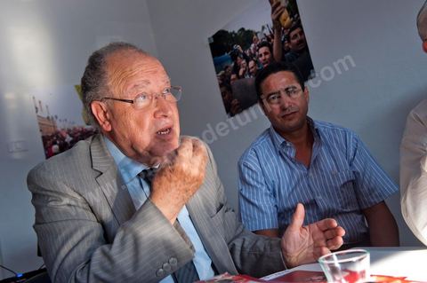 Mustapha Ben Jaafar en visite de travail au local de Ettakatol de Bou Argoub pendant la première semaine de la campagne pour l'assemblée constituante.
