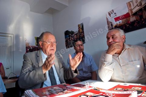 Mustapha Ben Jaafar en visite de travail au local de Ettakatol de Bou Argoub pendant la première semaine de la campagne pour l'assemblée constituante.