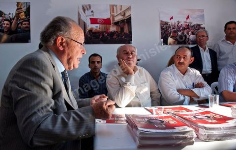 Mustapha Ben Jaafar en visite de travail au local de Ettakatol de Bou Argoub pendant la première semaine de la campagne pour l'assemblée constituante.