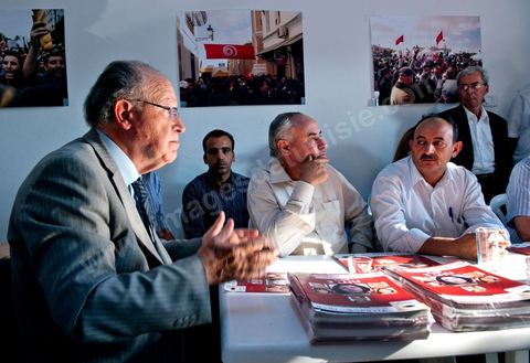 Mustapha Ben Jaafar en visite de travail au local de Ettakatol de Bou Argoub pendant la première semaine de la campagne pour l'assemblée constituante.