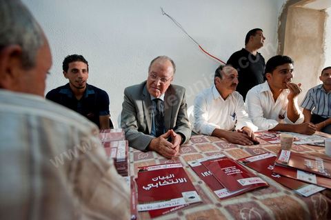 Mustapha Ben Jaafar en visite de travail au local de Ettakatol de Grombalia pendant la première semaine de la campagne pour l'assemblée constituante.