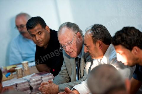 Mustapha Ben Jaafar en visite de travail au local de Ettakatol de Grombalia pendant la première semaine de la campagne pour l'assemblée constituante.