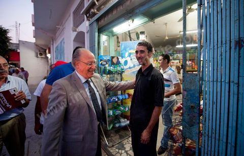 Mustapha Ben Jaafar en campagne à Menzel Bouzelfa au Cap Bon pour la liste Nabeul de Ettakatol, rencontres avec les citoyens