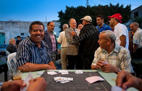 Mustapha Ben Jaafar en campagne à Menzel Bouzelfa au Cap Bon pour la liste Nabeul de Ettakatol, rencontres avec les citoyens
