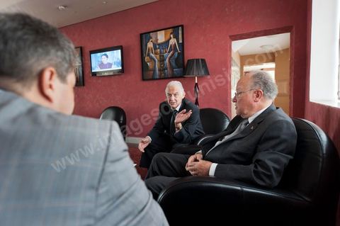 16 octobre : meeting Ettakatol à Tunis avec Mustapha Ben Jaafar scerétaire général du Parti. En coulisse avec Mustafa Ben Jaafar avant d'entrer sur scène pour son discours.