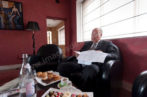 16 octobre : meeting Ettakatol à Tunis avec Mustapha Ben Jaafar scerétaire général du Parti. En coulisse avec Mustafa Ben Jaafar avant d'entrer sur scène pour son discours.