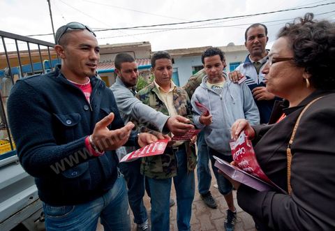 17 octobre : Bochra Belhadj Hamida, candidate en tête de liste de Ettakatol à Zaghouan, en campagne dans le village de Bir Halima, à la rencontre des électeurs.
