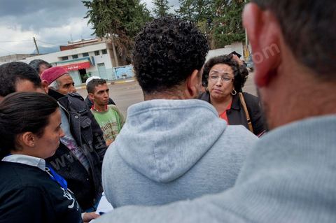 17 octobre : Bochra Belhadj Hamida, candidate en tête de liste de Ettakatol à Zaghouan, en campagne dans le village de Bir Halima, à la rencontre des électeurs.