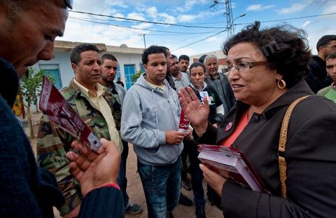 17 octobre : Bochra Belhadj Hamida, candidate en tête de liste de Ettakatol à Zaghouan, en campagne dans le village de Bir Halima, à la rencontre des électeurs.