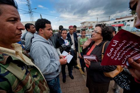 17 octobre : Bochra Belhadj Hamida, candidate en tête de liste de Ettakatol à Zaghouan, en campagne dans le village de Bir Halima, à la rencontre des électeurs.