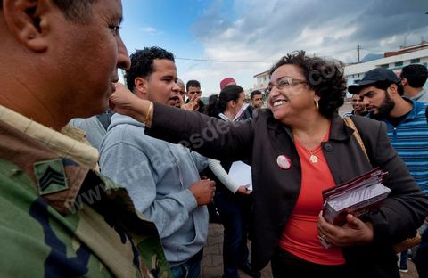 17 octobre : Bochra Belhadj Hamida, candidate en tête de liste de Ettakatol à Zaghouan, en campagne dans le village de Bir Halima, à la rencontre des électeurs.