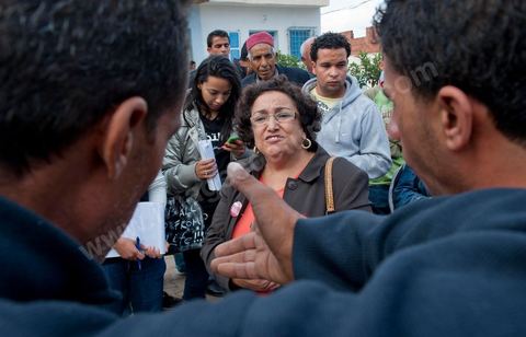17 octobre : Bochra Belhadj Hamida, candidate en tête de liste de Ettakatol à Zaghouan, en campagne dans le village de Bir Halima, à la rencontre des électeurs.
