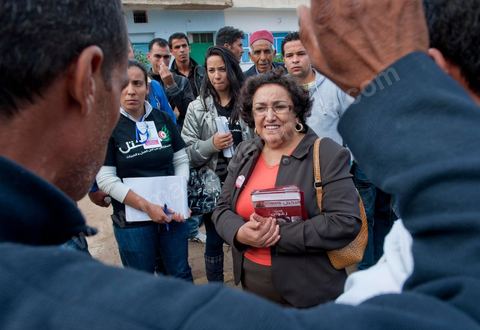17 octobre : Bochra Belhadj Hamida, candidate en tête de liste de Ettakatol à Zaghouan, en campagne dans le village de Bir Halima, à la rencontre des électeurs.