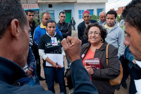17 octobre : Bochra Belhadj Hamida, candidate en tête de liste de Ettakatol à Zaghouan, en campagne dans le village de Bir Halima, à la rencontre des électeurs.