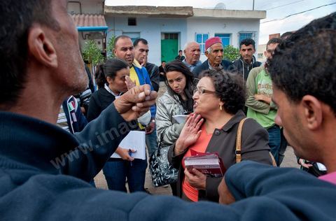17 octobre : Bochra Belhadj Hamida, candidate en tête de liste de Ettakatol à Zaghouan, en campagne dans le village de Bir Halima, à la rencontre des électeurs.