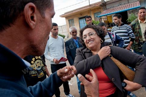 17 octobre : Bochra Belhadj Hamida, candidate en tête de liste de Ettakatol à Zaghouan, en campagne dans le village de Bir Halima, à la rencontre des électeurs.
