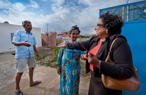 17 octobre : Bochra Belhadj Hamida, candidate en tête de liste de Ettakatol à Zaghouan, en campagne dans le village de Bir Halima, à la rencontre des électeurs.