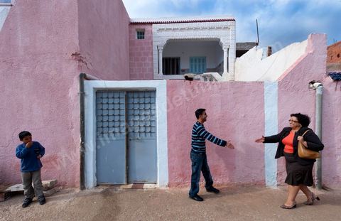 17 octobre : Bochra Belhadj Hamida, candidate en tête de liste de Ettakatol à Zaghouan, en campagne dans le village de Bir Halima, à la rencontre des électeurs.