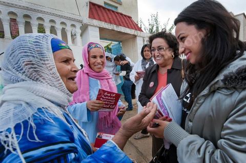 17 octobre : Bochra Belhadj Hamida, candidate en tête de liste de Ettakatol à Zaghouan, en campagne dans le village de Bir Halima, à la rencontre des électeurs.