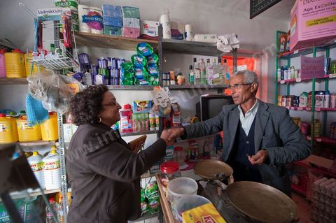 17 octobre : Bochra Belhadj Hamida, candidate en tête de liste de Ettakatol à Zaghouan, en campagne dans le village de Bir Halima, à la rencontre des électeurs.