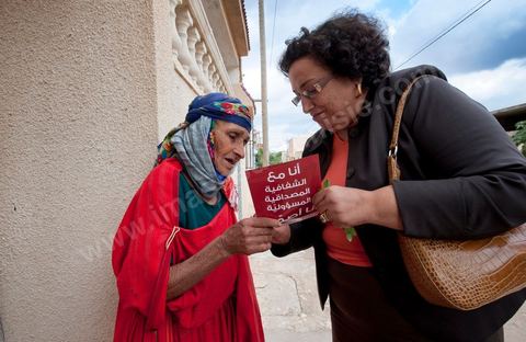 17 octobre : Bochra Belhadj Hamida, candidate en tête de liste de Ettakatol à Zaghouan, en campagne dans le village de Bir Halima, à la rencontre des électeurs.