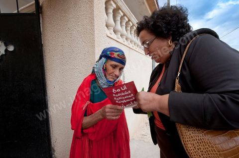 17 octobre : Bochra Belhadj Hamida, candidate en tête de liste de Ettakatol à Zaghouan, en campagne dans le village de Bir Halima, à la rencontre des électeurs.