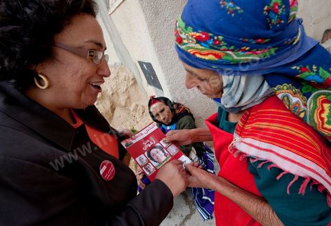 17 octobre : Bochra Belhadj Hamida, candidate en tête de liste de Ettakatol à Zaghouan, en campagne dans le village de Bir Halima, à la rencontre des électeurs.
