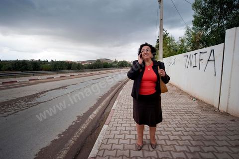 17 octobre : Bochra Belhadj Hamida, candidate en tête de liste de Ettakatol à Zaghouan, en campagne dans le village de Bir Halima, à la rencontre des électeurs.