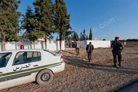 Devant le Bureau de vote du village de Mediene sur la route du Kef avec près de 240 électeurs inscrits, police, garde natioanle et armée garantissent le bon fonctionnement du scrutin