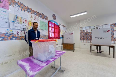Le jour du scrutin dans un bureau de vote au centre ville du Kef