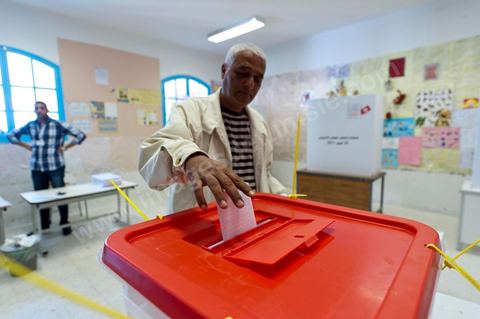 Le jour du scrutin dans un bureau de vote au centre ville du Kef