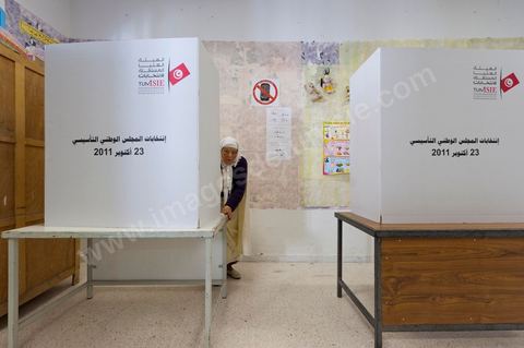 Le jour du scrutin dans un bureau de vote au centre ville du Kef