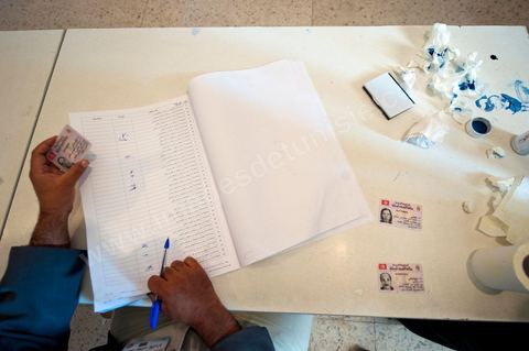 Le jour du scrutin dans un bureau de vote au centre ville du Kef