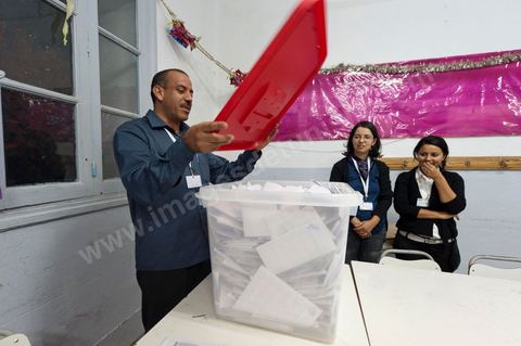 Nuit de dépouillement dans un bureau de vote à Ariana, banlieue de Tunis, sous la surveillance d'observateur nationaux indépendants et d'observatuers de partis politiques. l'Ariana est la circonscription qui compte le plus grand nombre de listes présentes soit 95 listes candidates pour les élections de la constituantes.