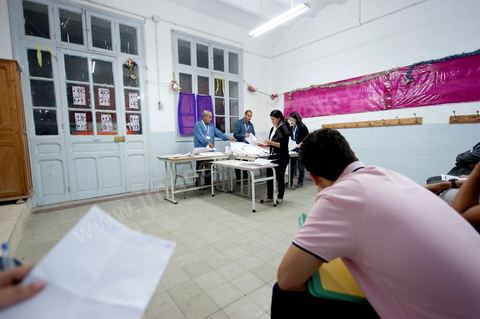 Nuit de dépouillement dans un bureau de vote à Ariana, banlieue de Tunis, sous la surveillance d'observateur nationaux indépendants et d'observatuers de partis politiques. l'Ariana est la circonscription qui compte le plus grand nombre de listes présentes soit 95 listes candidates pour les élections de la constituantes.