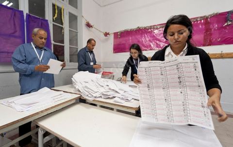 Nuit de dépouillement dans un bureau de vote à Ariana, banlieue de Tunis, sous la surveillance d'observateur nationaux indépendants et d'observatuers de partis politiques. l'Ariana est la circonscription qui compte le plus grand nombre de listes présentes soit 95 listes candidates pour les élections de la constituantes.