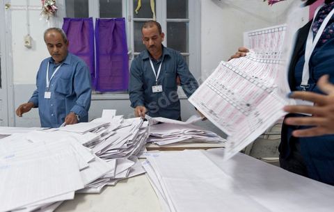 Nuit de dépouillement dans un bureau de vote à Ariana, banlieue de Tunis, sous la surveillance d'observateur nationaux indépendants et d'observatuers de partis politiques. l'Ariana est la circonscription qui compte le plus grand nombre de listes présentes soit 95 listes candidates pour les élections de la constituantes.