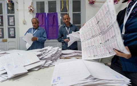 Nuit de dépouillement dans un bureau de vote à Ariana, banlieue de Tunis, sous la surveillance d'observateur nationaux indépendants et d'observatuers de partis politiques. l'Ariana est la circonscription qui compte le plus grand nombre de listes présentes soit 95 listes candidates pour les élections de la constituantes.