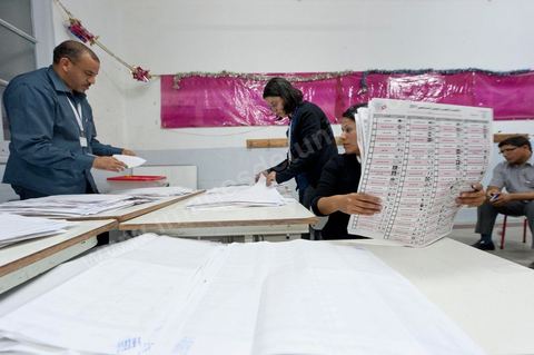 Nuit de dépouillement dans un bureau de vote à Ariana, banlieue de Tunis, sous la surveillance d'observateur nationaux indépendants et d'observatuers de partis politiques. l'Ariana est la circonscription qui compte le plus grand nombre de listes présentes soit 95 listes candidates pour les élections de la constituantes.