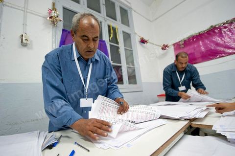 Nuit de dépouillement dans un bureau de vote à Ariana, banlieue de Tunis, sous la surveillance d'observateur nationaux indépendants et d'observatuers de partis politiques. l'Ariana est la circonscription qui compte le plus grand nombre de listes présentes soit 95 listes candidates pour les élections de la constituantes.