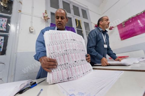 Nuit de dépouillement dans un bureau de vote à Ariana, banlieue de Tunis, sous la surveillance d'observateur nationaux indépendants et d'observatuers de partis politiques. l'Ariana est la circonscription qui compte le plus grand nombre de listes présentes soit 95 listes candidates pour les élections de la constituantes.