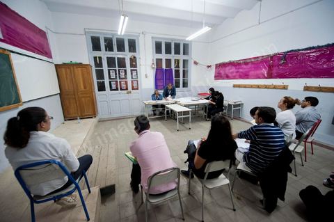 Nuit de dépouillement dans un bureau de vote à Ariana, banlieue de Tunis, sous la surveillance d'observateur nationaux indépendants et d'observatuers de partis politiques. l'Ariana est la circonscription qui compte le plus grand nombre de listes présentes soit 95 listes candidates pour les élections de la constituantes.