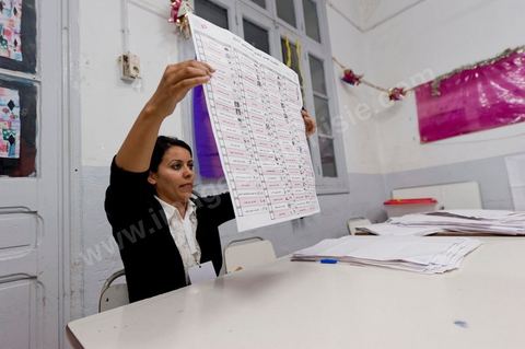Nuit de dépouillement dans un bureau de vote à Ariana, banlieue de Tunis, sous la surveillance d'observateur nationaux indépendants et d'observatuers de partis politiques. l'Ariana est la circonscription qui compte le plus grand nombre de listes présentes soit 95 listes candidates pour les élections de la constituantes.