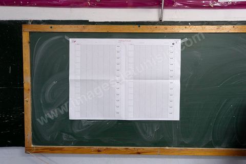 Nuit de dépouillement dans un bureau de vote à Ariana, banlieue de Tunis, sous la surveillance d'observateur nationaux indépendants et d'observatuers de partis politiques. l'Ariana est la circonscription qui compte le plus grand nombre de listes présentes soit 95 listes candidates pour les élections de la constituantes.