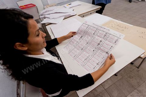 Nuit de dépouillement dans un bureau de vote à Ariana, banlieue de Tunis, sous la surveillance d'observateur nationaux indépendants et d'observatuers de partis politiques. l'Ariana est la circonscription qui compte le plus grand nombre de listes présentes soit 95 listes candidates pour les élections de la constituantes.