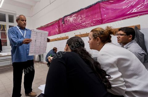 Nuit de dépouillement dans un bureau de vote à Ariana, banlieue de Tunis, sous la surveillance d'observateur nationaux indépendants et d'observatuers de partis politiques. l'Ariana est la circonscription qui compte le plus grand nombre de listes présentes soit 95 listes candidates pour les élections de la constituantes.