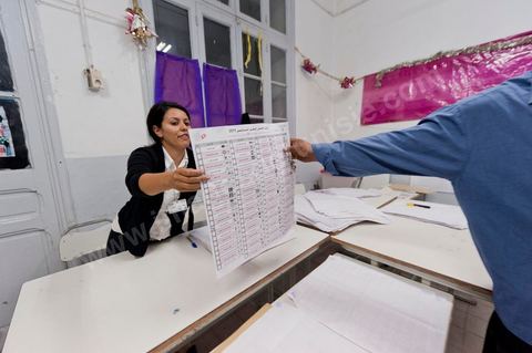 Nuit de dépouillement dans un bureau de vote à Ariana, banlieue de Tunis, sous la surveillance d'observateur nationaux indépendants et d'observatuers de partis politiques. l'Ariana est la circonscription qui compte le plus grand nombre de listes présentes soit 95 listes candidates pour les élections de la constituantes.