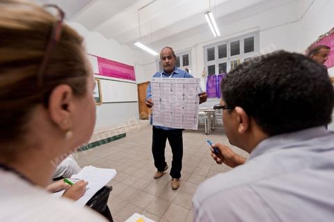 Nuit de dépouillement dans un bureau de vote à Ariana, banlieue de Tunis, sous la surveillance d'observateur nationaux indépendants et d'observatuers de partis politiques. l'Ariana est la circonscription qui compte le plus grand nombre de listes présentes soit 95 listes candidates pour les élections de la constituantes.