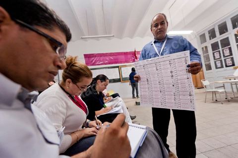 Nuit de dépouillement dans un bureau de vote à Ariana, banlieue de Tunis, sous la surveillance d'observateur nationaux indépendants et d'observatuers de partis politiques. l'Ariana est la circonscription qui compte le plus grand nombre de listes présentes soit 95 listes candidates pour les élections de la constituantes.