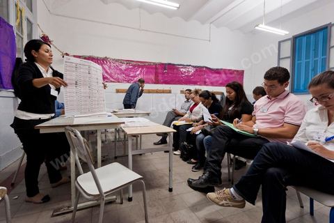Nuit de dépouillement dans un bureau de vote à Ariana, banlieue de Tunis, sous la surveillance d'observateur nationaux indépendants et d'observatuers de partis politiques. l'Ariana est la circonscription qui compte le plus grand nombre de listes présentes soit 95 listes candidates pour les élections de la constituantes.